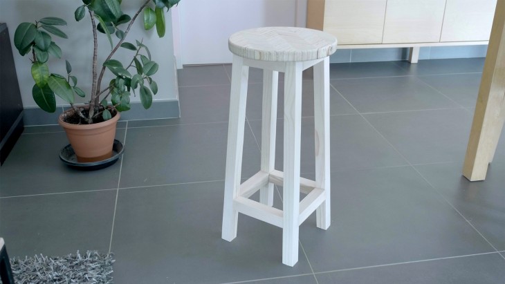 Un tabouret d'atelier, en contreplaqué et pin