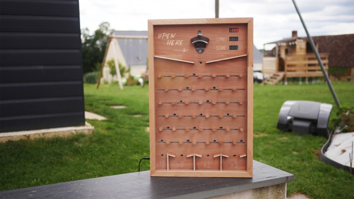 Un décapsuleur mural qui compte les points ?!